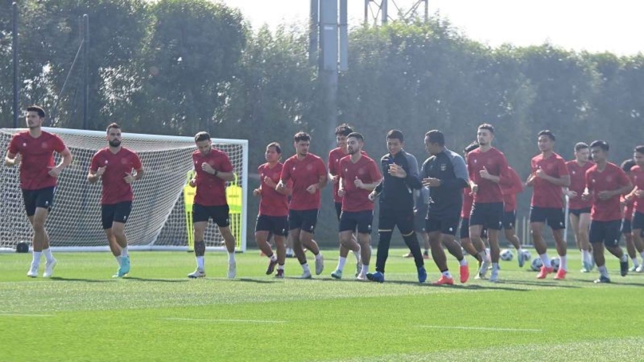 Sejumlah pesepak bola Timnas Indonesia melakukan latihan di Lapangan Al Egla 2, Lusail, Qatar, Selasa (23/1/2024). Timnas Indonesia akan bertanding melawan Timnas Jepang pada pertandingan penentu grup D Piala Asia 2023 di Qatar pada Rabu (24/1). ANTARAFOTO/Yusran Uccang/nym.