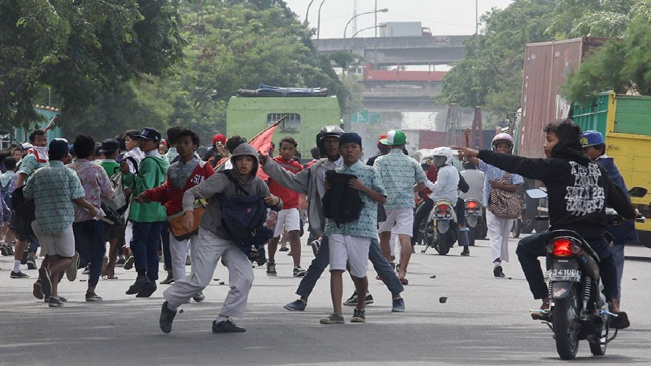 Arsip Foto - Puluhan pelajar SMP terlibat aksi saling lempar batu dengan pelajar lainnya di Jalan RE Martadinata, Jakarta Utara, Kamis (21/11). ANTARA FOTO/Dhoni Setiawan/ss/ama.