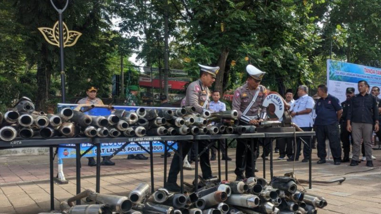 Pemusnahan knalpot brong atau tidak sesuai spesifikasi teknis di halaman GOR Wergu Wetan Kudus, Jawa Tengah, Jumat (5/1/2024). ANTARA/Akhmad Nazaruddin Lathif