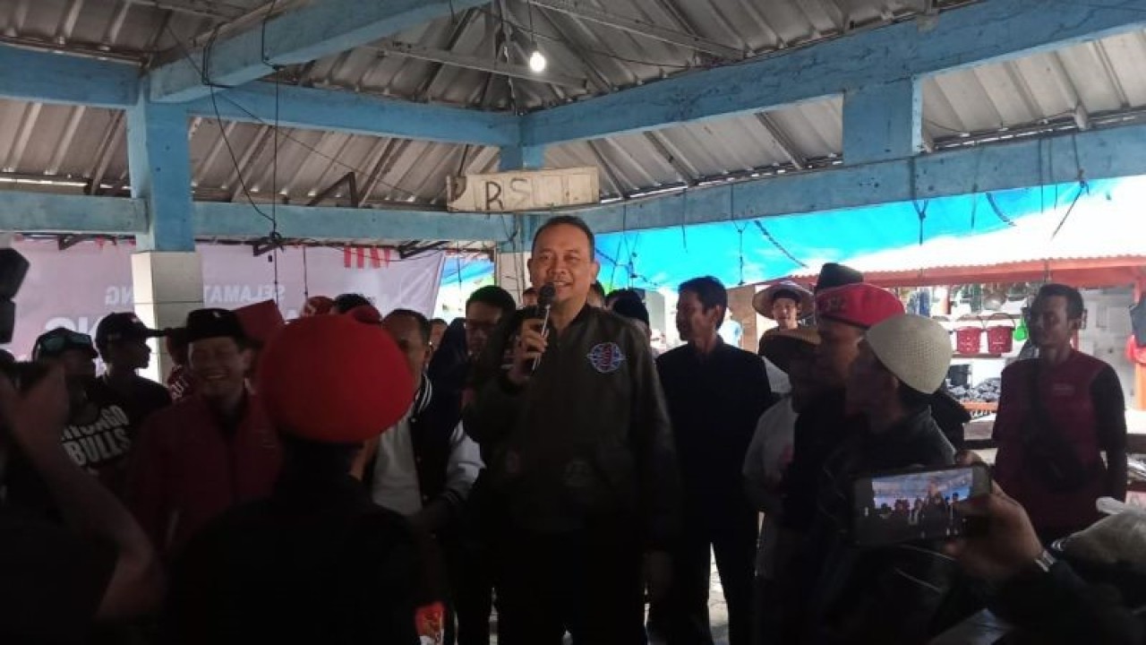 Komedian Cak Lontong saat menyapa para nelayan di Tempat Pelelangan Ikan (TPI) Bayah, Kabupaten Lebak, Banten pada Jumat (19/1/2024). (ANTARA/Farhan Arda Nugraha)
