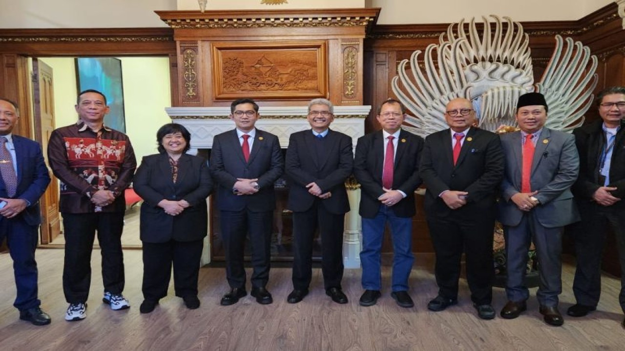 Rombongan Komisioner Kompolnas berfoto bersama Wakil Duta Besar RI untuk Belanda di KBRI di Den Haag, dalam rangka memantau pengamana Pemilu 2024, Senin (29/1/2024). ANTARA/HO-Humas Kompolnas.