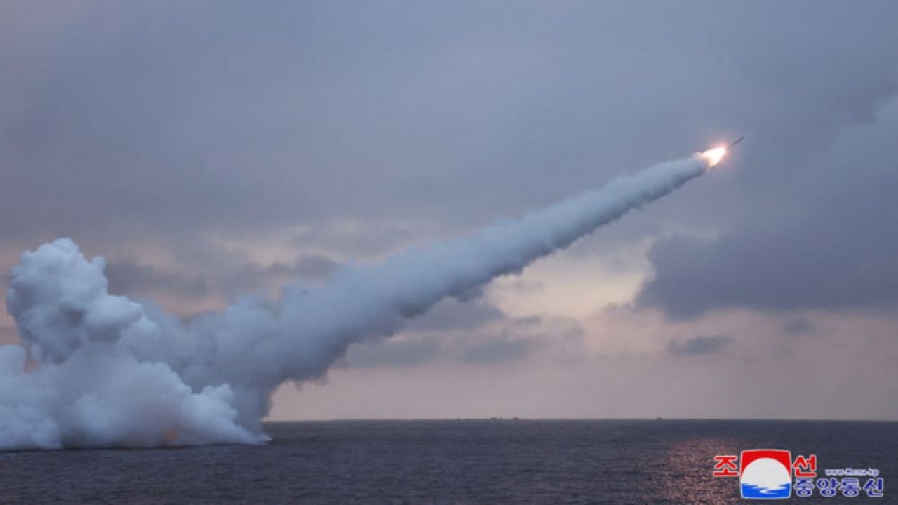 Pemandangan yang tampak seperti uji coba rudal jelajah yang diluncurkan kapal selam di lokasi yang dirahasiakan di Korea Utara dalam gambar yang dirilis oleh Kantor Berita Pusat Korea pada 28 Januari 2024. (Reuters)