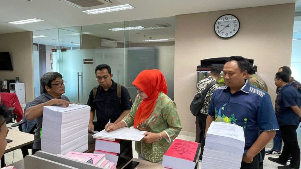 Penyerahan berkas perkara Ketua KPK nonaktif KPK Firli Bahuri oleh penyidik Ditreskrimsus Polda Metro Jaya ke Kejati DKI Jakarta, Jumat (15/12/2023). ANTARA/HO-Ditreskrimsus Polda Metro Jaya/am.