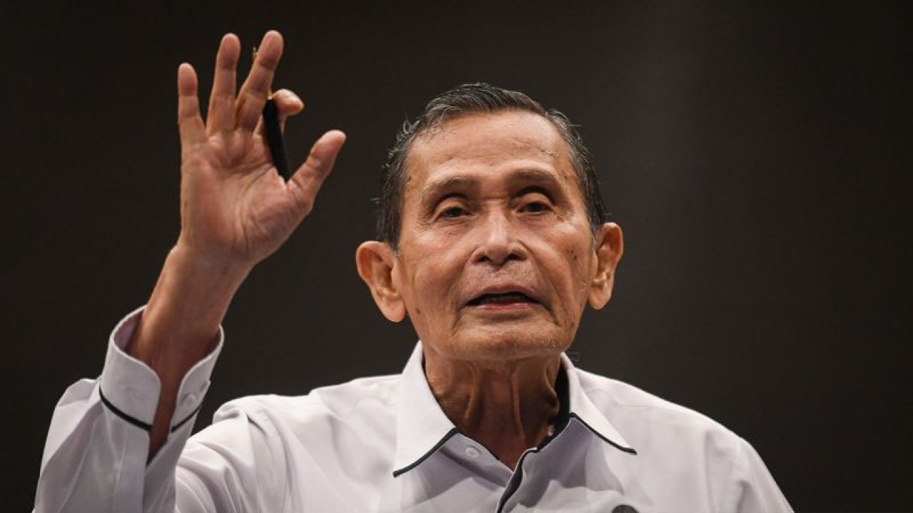 Ketua Dewan Pengawas (Dewas) KPK Tumpak Hatorangan Panggabean menyampaikan paparan Kinerja Dewas KPK sepanjang tahun 2023 di Gedung C1 KPK, Jakarta, Senin (15/1/2024). Sepanjang tahun 2023, Dewas KPK menerima 67 laporan dugaan pelanggaran etik dan 82 aduan bukan menyangkut etik yang dilakukan pegawai dan pimpinan KPK. ANTARA FOTO/Aditya Pradana Putra/pras.