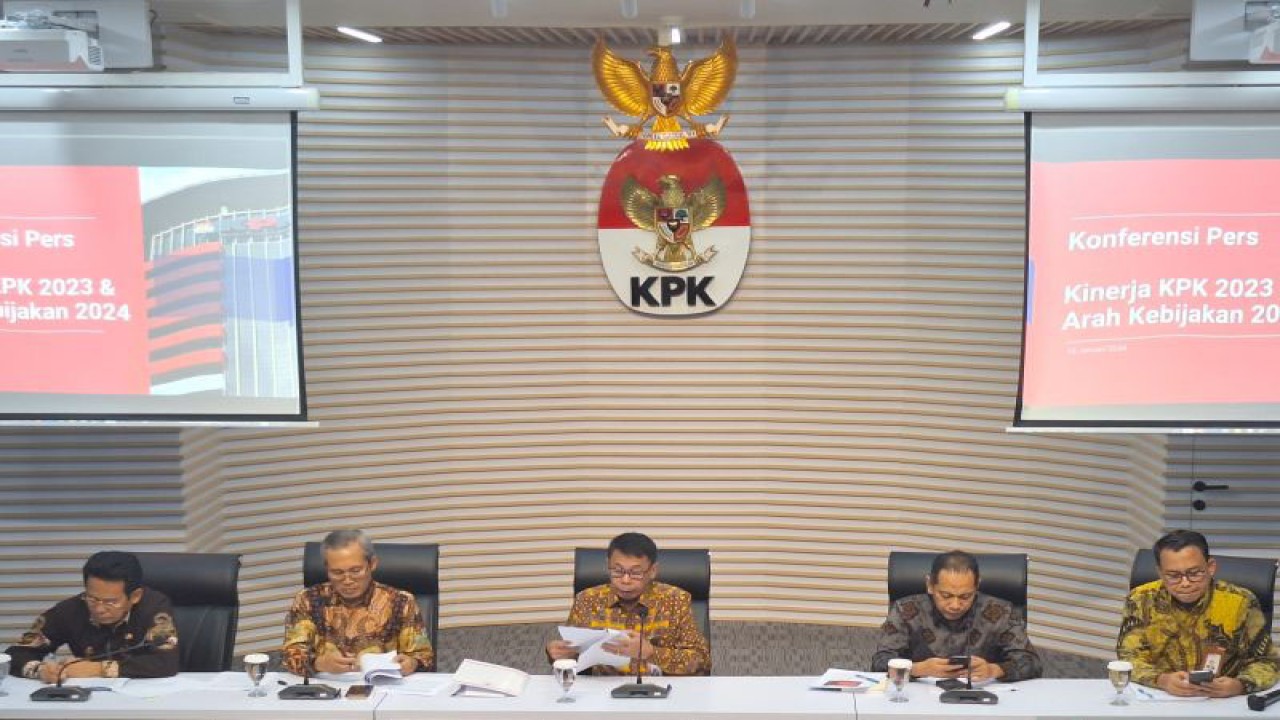 Ketua sementara KPK Nawawi Pomolango (tengah) berikan pemaparan hasil kerja KPK sepanjang 2023 dalam dalam konferensi pers Kinerja dan Capaian KPK 2023 di Gedung Merah Putih KPK, Jakarta Selatan, Selasa (16/1/2024). ANTARA/Fianda Sjofjan Rassat