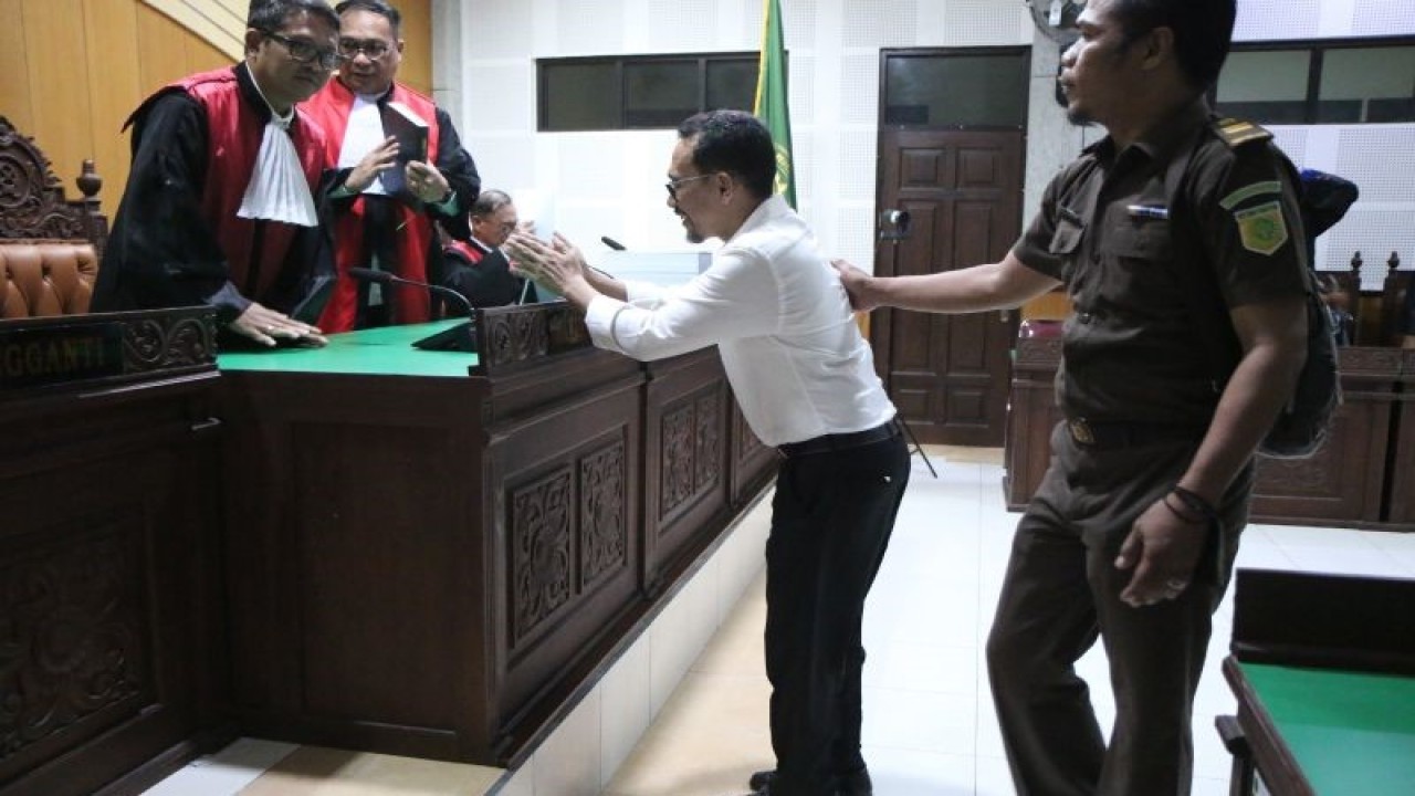 Mantan Wali Kota Bima Muhammad Lutfi (dua kanan) yang menjadi terdakwa korupsi gratifikasi proyek pengadaan barang dan jasa menghampiri majelis hakim usai sidang pembacaan dakwaan di Pengadilan Tipikor pada Pengadilan Negeri Mataram, NTB, Senin (22/1/2024). (ANTARA/Dhimas B.P.)