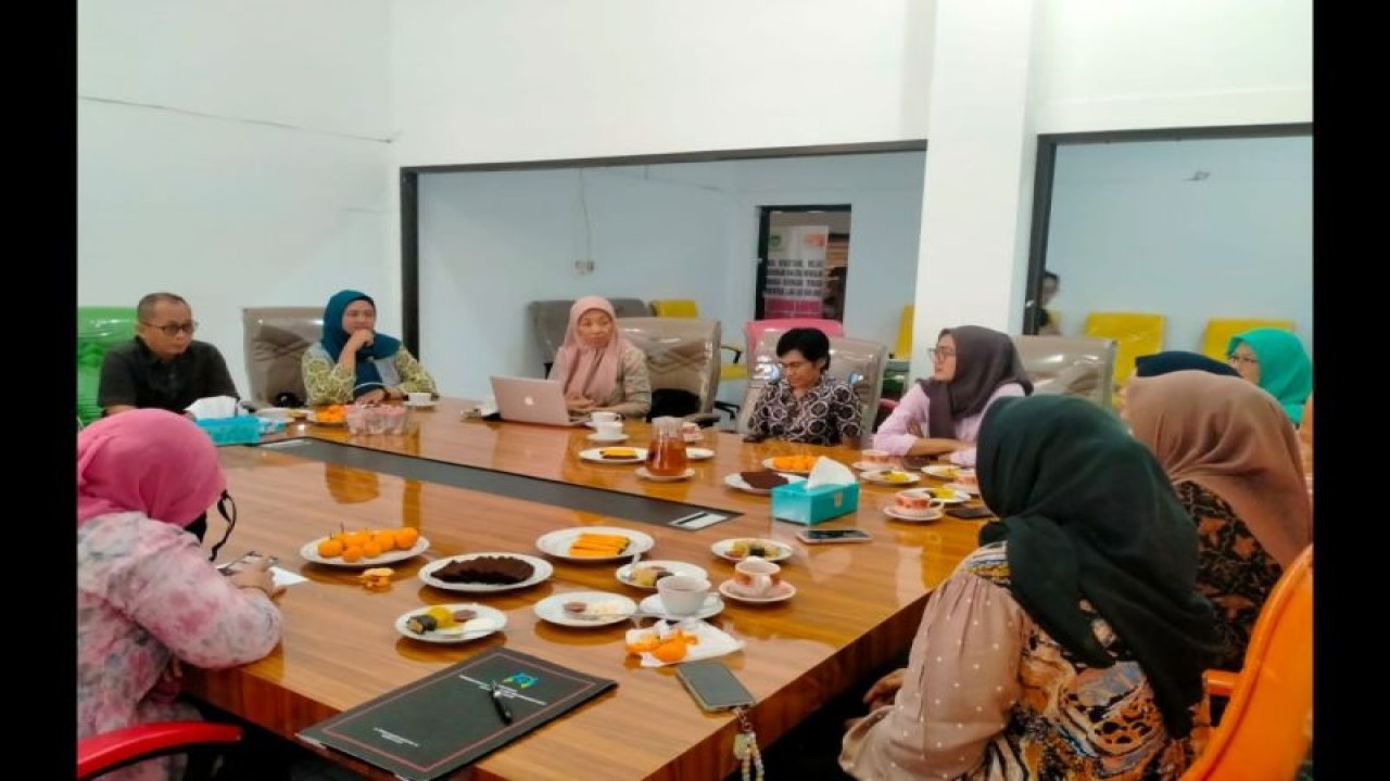 Deputi Bidang Perlindungan Khusus Anak KemenPPPA Nahar (kiri) saat menemui anak SD korban persetubuhan dan perdagangan anak di Bandung, Jawa Barat, bersama Unit PPA Polresta Bandung dan UPTD PPA Kota Bandung. (ANTARA/ HO-Kemen PPPA)