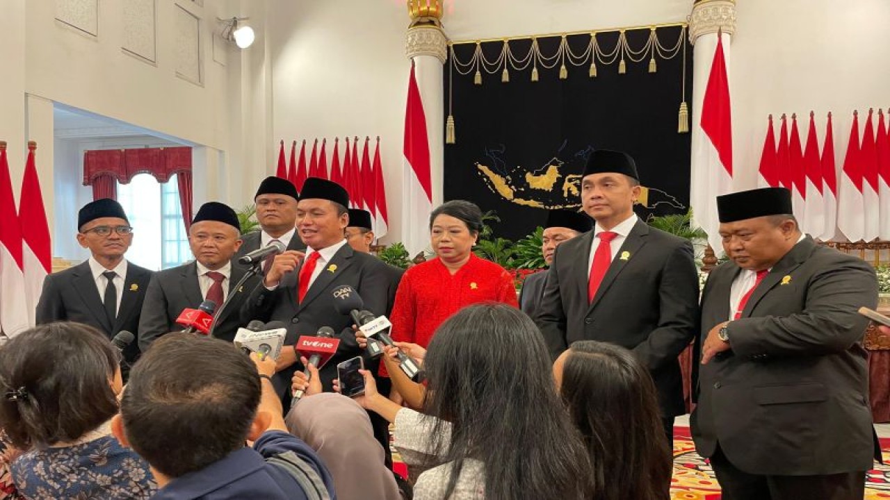 Ketua Komisi Pengawas Persaingan Usaha (KPPU) Fanshurullah Asa didampingi delapan anggota KPPU lain memberikan keterangan kepada wartawan di Istana Negara, Jakarta, Kamis (18/1/2024). ANTARA/Yashinta Difa Pramudyani