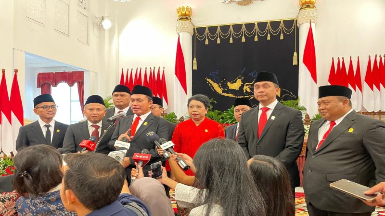 Ketua Komisi Pengawas Persaingan Usaha M. Fanshurullah Asa menyampaikan keterangan pers di Istana Negara, Jakarta, pada Kamis (18/1/2024). (ANTARA/Yashinta Difa)