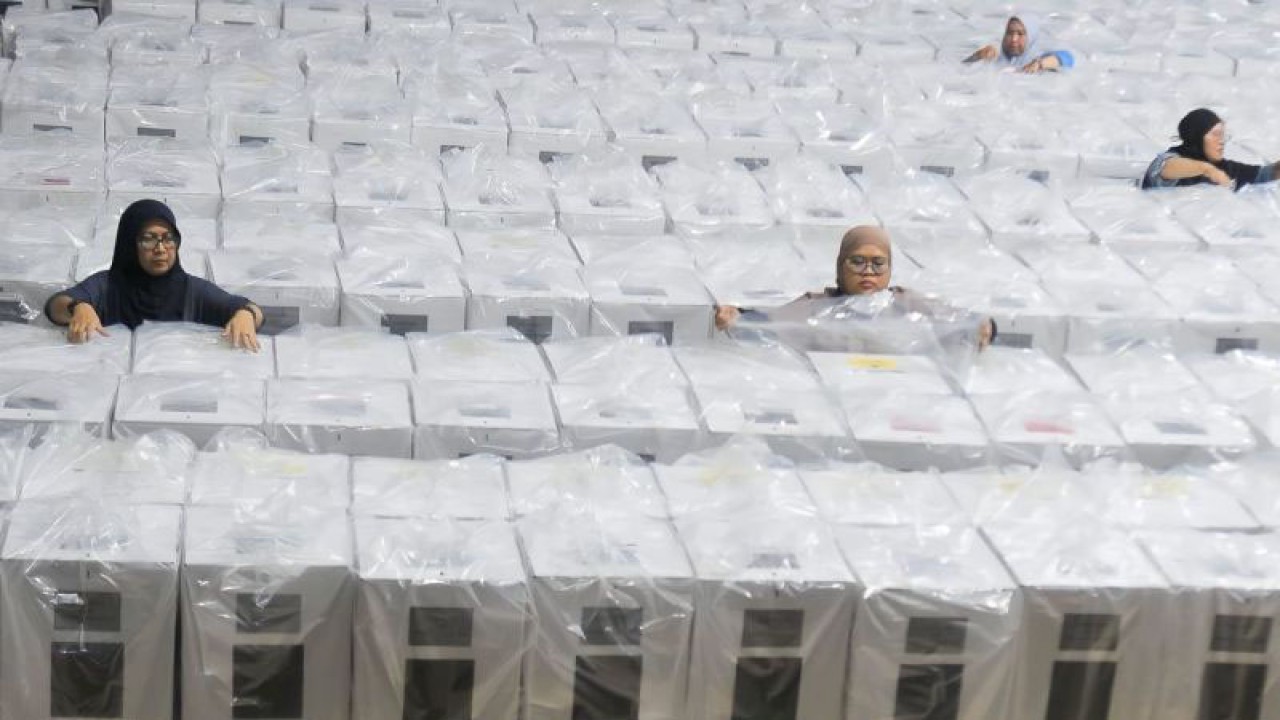 Sejumlah petugas tengah merapihkan susunan kotak suara di gudang logistik KPU Jakarta Timur di Gelanggang Olahraga (GOR) Pulogadung, Jakarta Timur, Selasa (2/1/2024). ANTARA/Syaiful Hakim