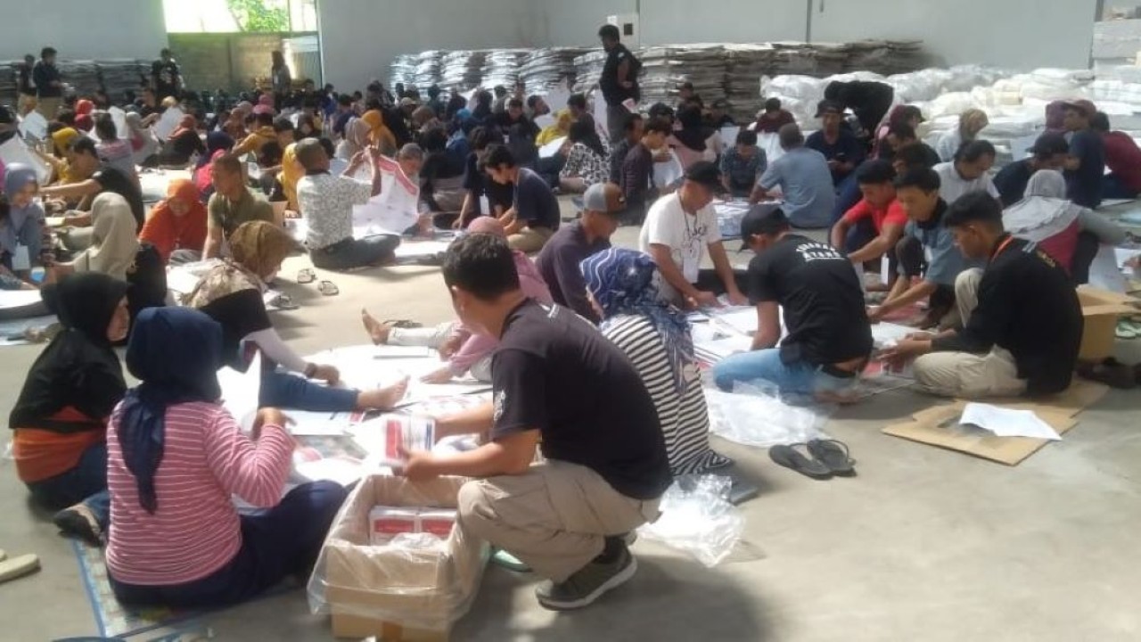 Proses pelipatan dan penyortiran surat suara Pemilu 2024 di Gudang KPU Tamanagung Muntilan Kabupaten Magelang. (Berita Magelang)