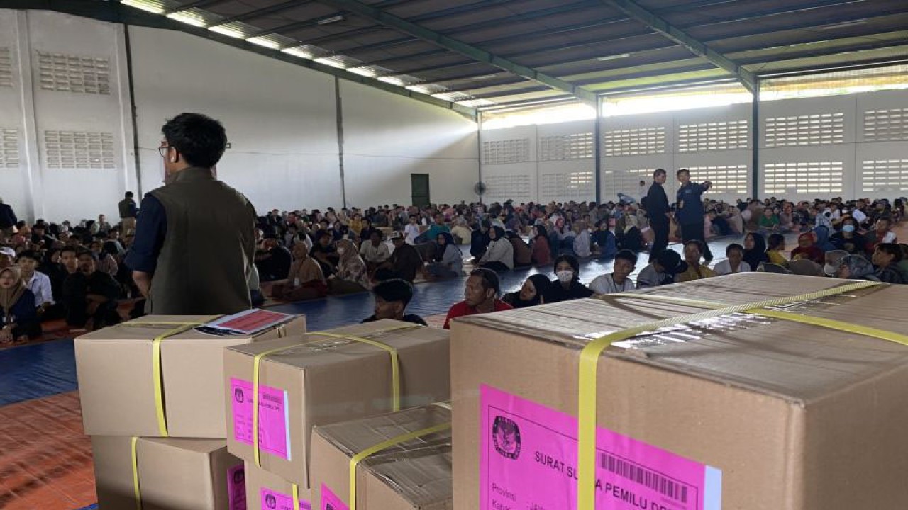 Sebanyak 1.072 orang pekerja terlibat penyortiran dan pelipatan surat suara untuk Pemilu 2024 di Gudang KPU Kota Bandung, Jawa Barat, Senin (8/1/2024). (ANTARA/Rubby Jovan)
