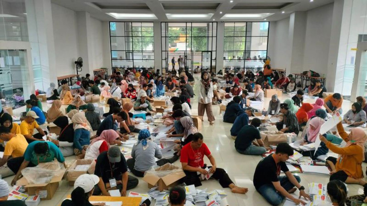 Sebanyak 210 warga Jakarta Barat yang direkrut KPU setempat sedang melakukan penyortiran dan pelipatan surat suara Pemilu 2024 di GOR Kebon Jeruk, Selasa (2/1/2024). ANTARA/Risky Syukur/aa.