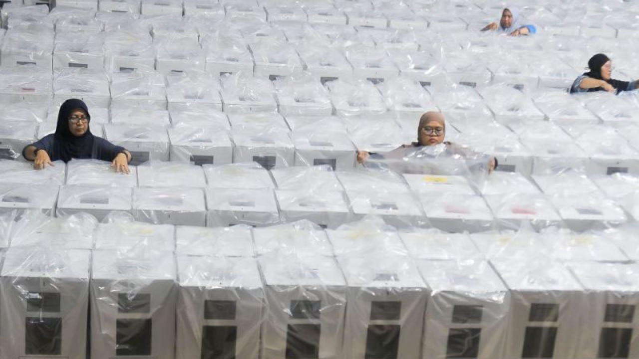 Petugas tengah merapihkan susunan kotak suara di gudang logistik KPU Jakarta Timur di Gelanggang Olahraga (GOR) Pulogadung, Jakarta Timur, Selasa (2/1/2024). ANTARA/Syaiful Hakim