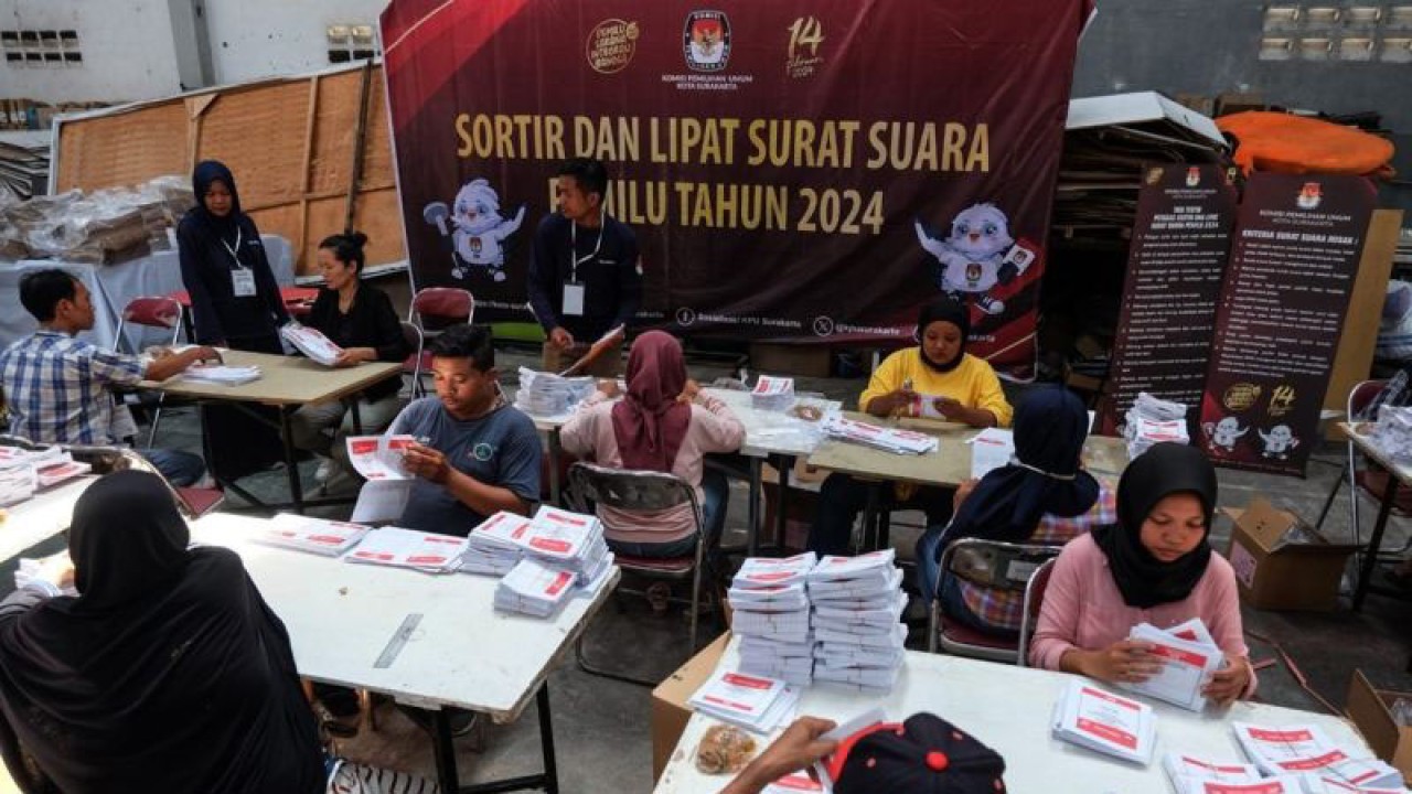 Sejumlah tenaga kerja melakukan sortir dan pelipatan surat suara DPD dan Pilpres persiapan Pemilu 2024, di Kantor KPU Surakarta, Kamis (11/1/2024). ANTARA/Maulana Surya/ Antarafoto.