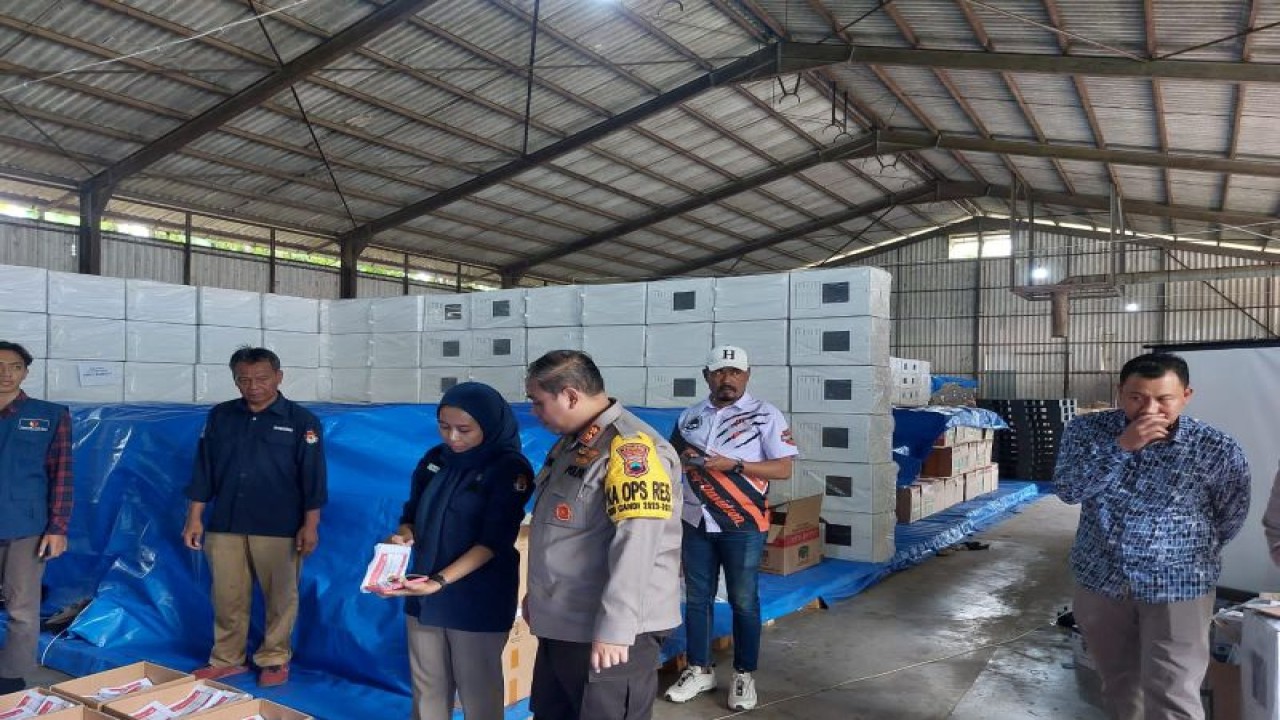 Kapolres Kudus AKBP Dydit Dwi Susanto bersama Kasubag Keuangan, Umum dan Logistik KPU Arika Yustafida memeriksa surat suara yang sudah dilipat di gudang logistik kapasan di Jalan Kudus-Jepara, Selasa (16/1/2024). (ANTARA/HO-Polres Kudus.)