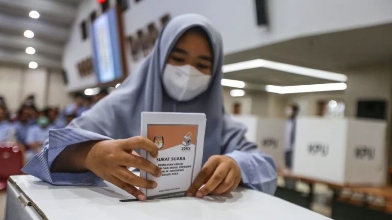 Siswa memasukkan surat suara saat mengikuti rangkaian simulasi Pemilu 2024 di Gedung KPU, Jakarta, Kamis (23/2/2023). ANTARA FOTO/Asprilla Dwi Adha/rwa/aa.