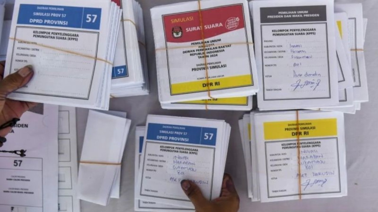 Petugas Kelompok Penyelenggara Pemungutan Suara (KPPS) menyusun surat suara dalam simulasi pemungutan dan penghitungan suara Pemilu 2024 di Kantor KPU Jakarta Timur, Jakarta, 18 Desember 2023. ANTARA FOTO/Muhammad Adimaja/aww.