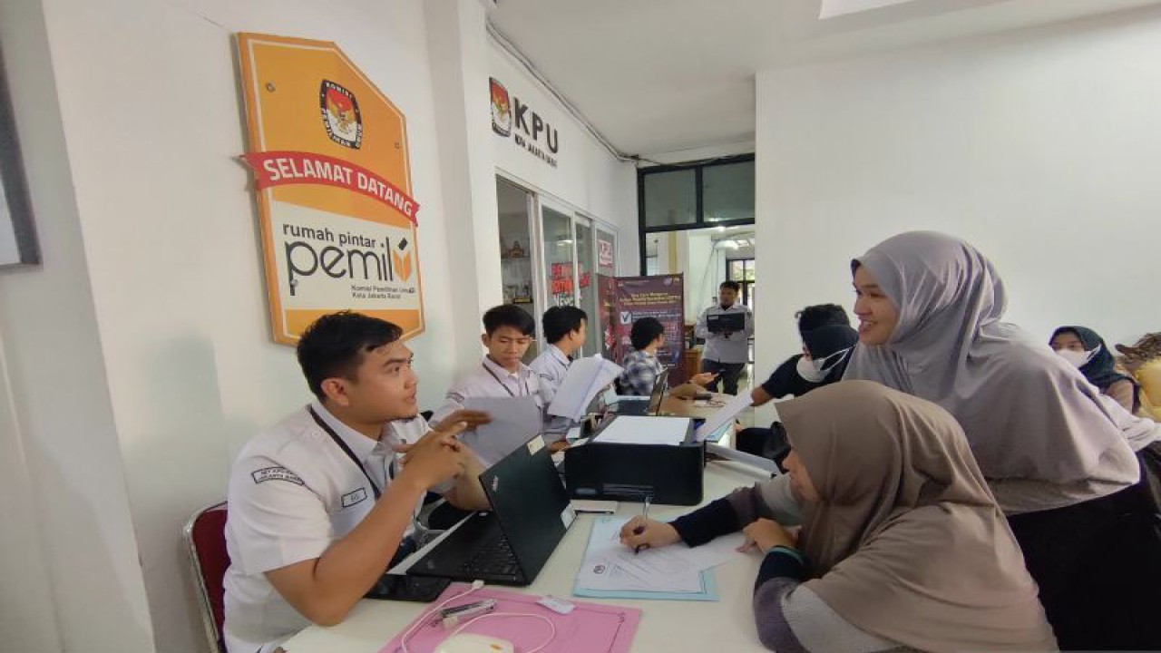 Petugas KPU Jakarta Barat melayani warga yang mendaftar pindah memilih di Kantor KPU Jakbar, Kebon Jeruk, Senin (15/1/2024). Antara/Risky Syukur