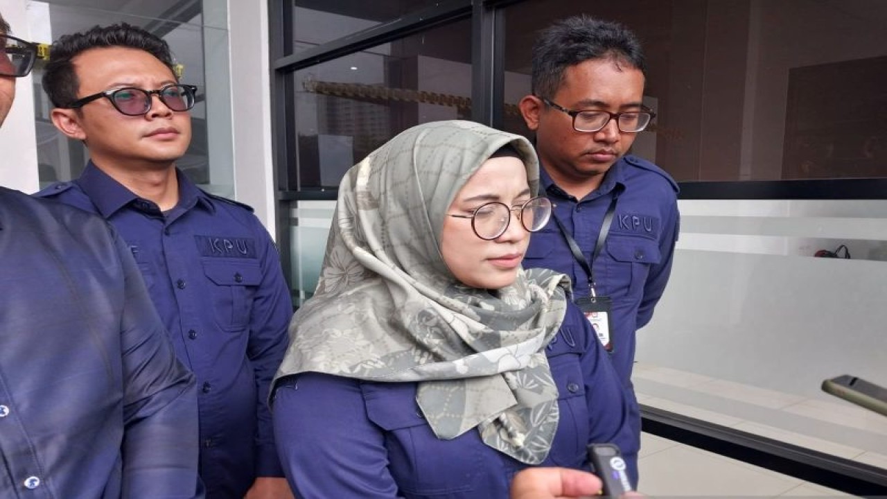Ketua Komisi Pemilihan Umum (KPU) Jakarta Barat, Endang Istianti saat ditemui di GOR Kebon Jeruk, Jakarta Barat, Selasa (2/1/2024). ANTARA/Risky Syukur