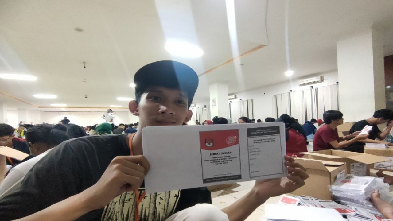 Seorang petugas menunjukan surat suara calon presiden dan calon wakil presiden dalam kegiatan sortir dan lipat di GOR Grogol Petamburan, Jakarta Barat, Kamis (11/1/2024).  ANTARA/Risky Syukur