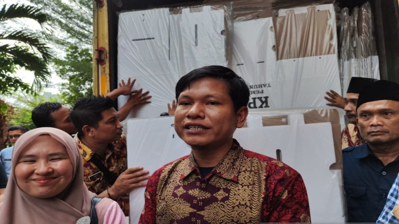 Ketua KPU Kota Jakarta Pusat Efniadiyansyah menerima distribusi logistik kotak suara di GOR Kecamatan Tanah Abang, Jakarta Pusat, Jumat (15/12/2023). ANTARA/Mentari Dwi Gayati