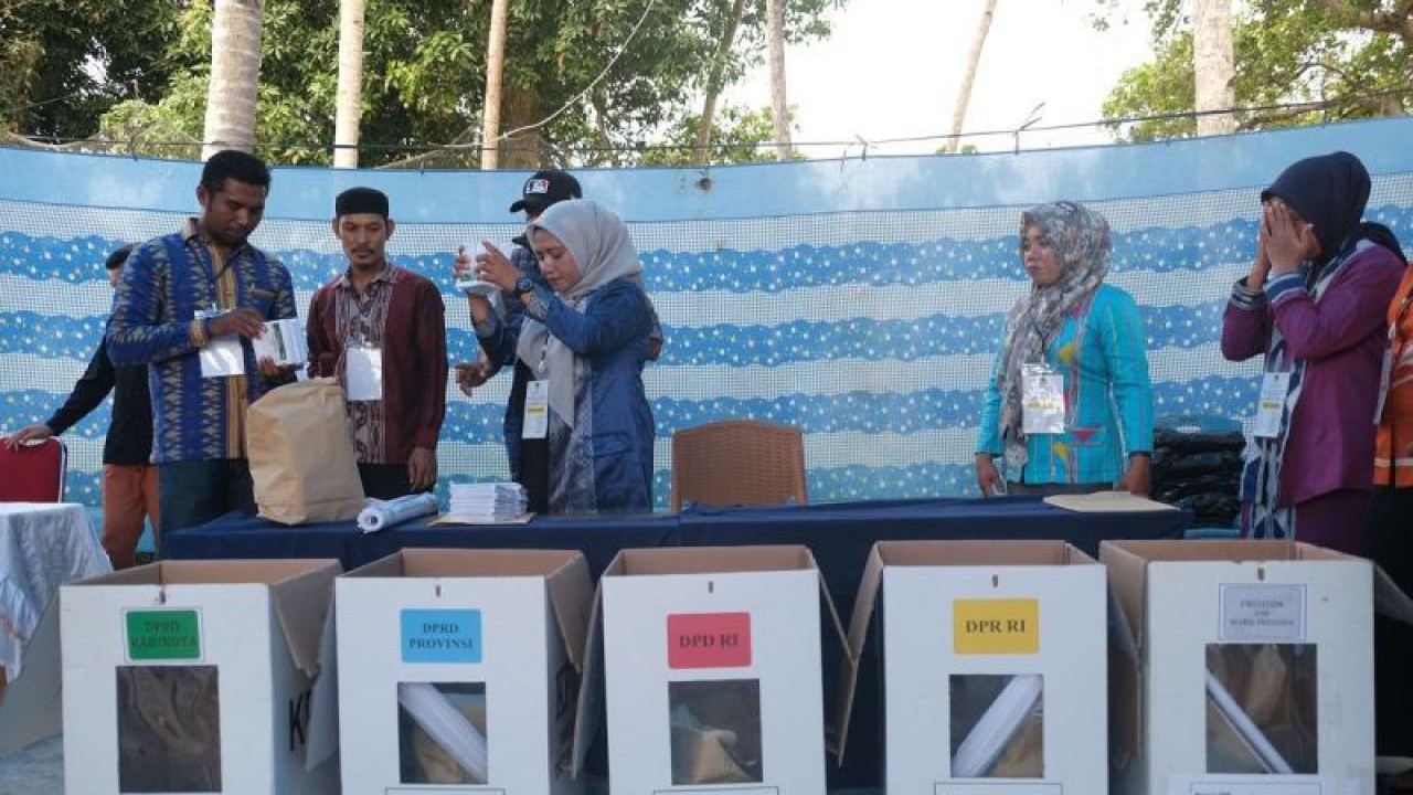 KPU Kendari edukasi masyarakat terkait tata cara pemungutan suara sekaligus mengevaluasi kekurangan yang terjadi pada saat simulasi pemungutan dan penghitungan suara Pemilu 2024. (Antara/Andry Denisah)