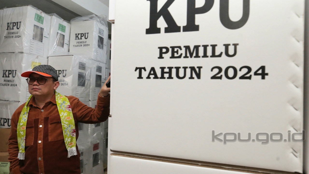 Anggota Komisi Pemilihan Umum (KPU) Parsadaan Harahap melaksanakan monitoring kesiapan Gudang Logistik dan Sortir Lipat Surat Suara Pemilu Tahun 2024, di Kabupaten Mukokuko, Provinsi Bengku (foto deni/ed diR)lu.