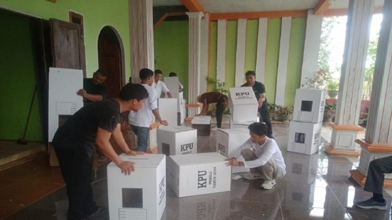 KPU Muna Barat saat ini melakukan perakitan kotak suara yang kemudian disebarkan ke sejumlah kecamatan. (ANTARA/HO-Humas KPU Muna Barat)