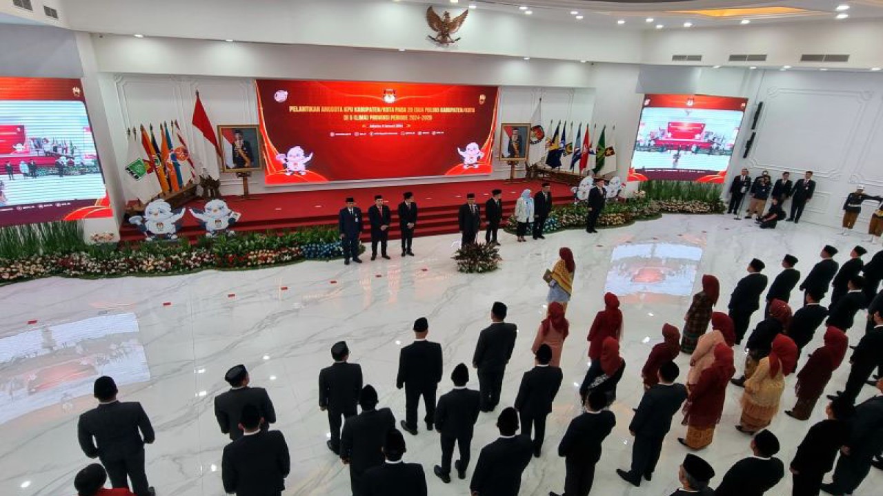 Komisi Pemilihan Umum (KPU) melantik 100 anggota KPU dari 20 kabupaten/kota di lima provinsi se-Indonesia periode 2024-2029 di Kantor KPU RI, Jakarta, Selasa (9/1/2024). ANTARA/Hana Kinarina