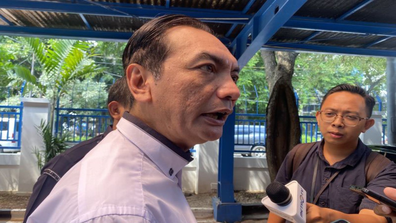 Anggota KPU RI Yulianto Sudrajat saat berbincang dengan awak media terkait dengan temuan surat suara KPU yang rusak di Jakarta, Selasa (9/1/2024). ANTARA/Hreeloita Dharma Shanti