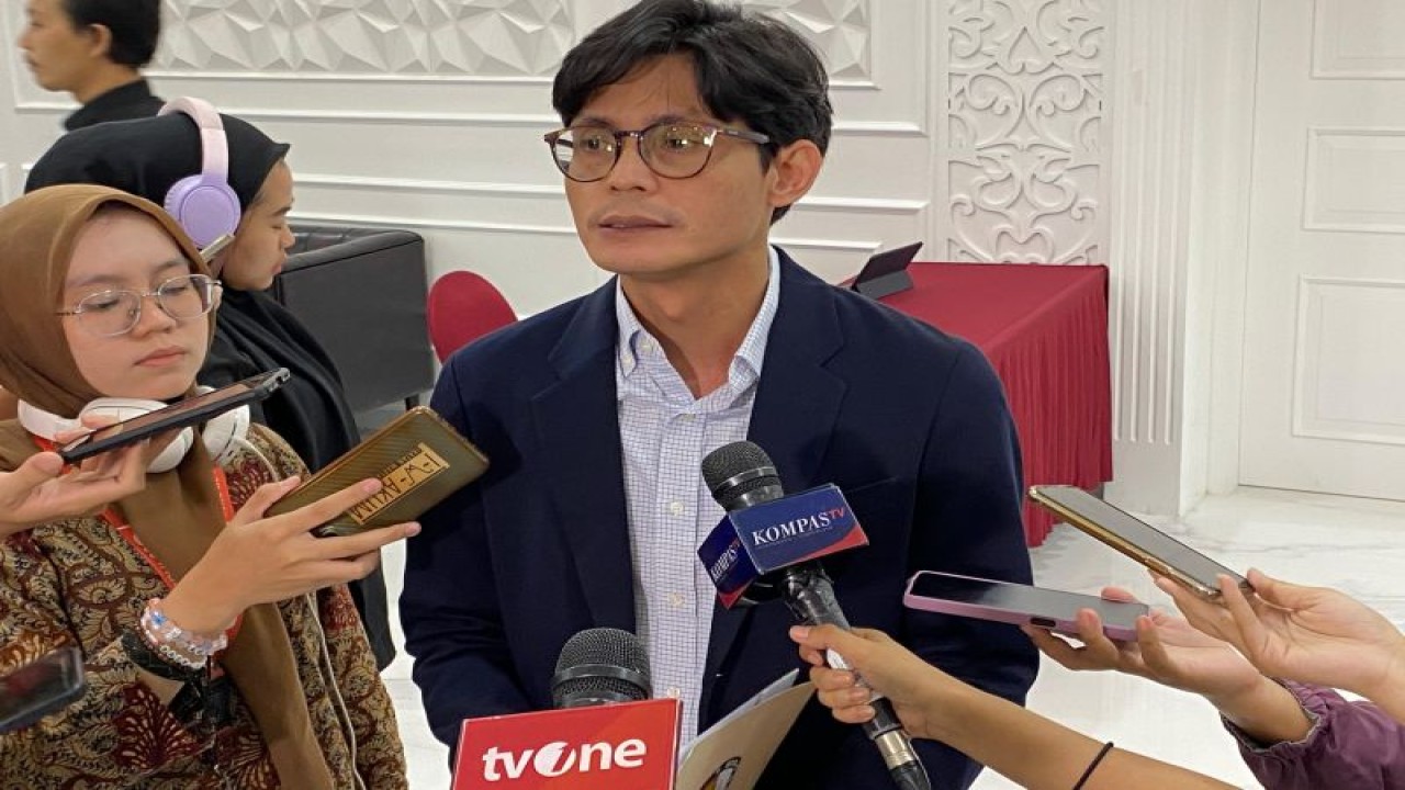 Anggota KPU RI August Mellaz menjawab pertanyaan wartawan saat ditemui di Kantor KPU RI, Jakarta, Rabu (10/1/2024). ANTARA/Fath Putra Mulya