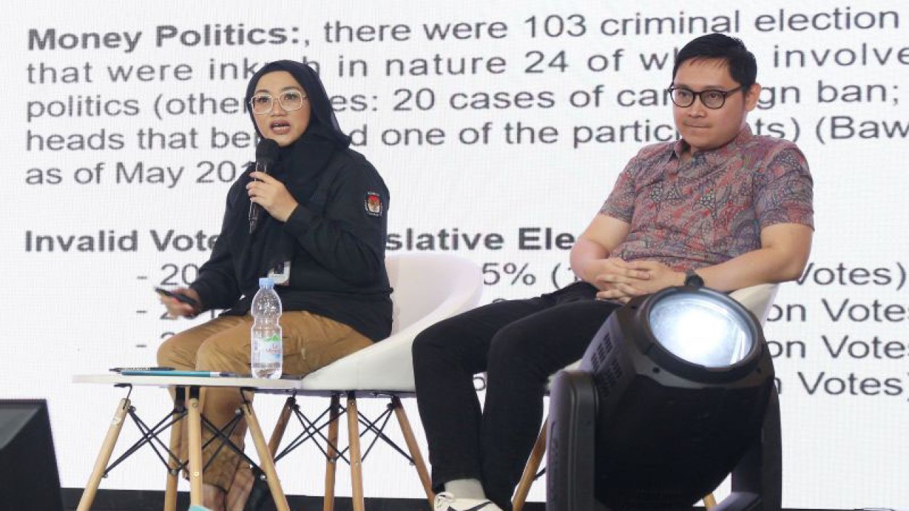 Kepala Bagian Humas dan Informasi Publik KPU RI Reni Rinjani Pratiwi (kiri) saat memberikan pemaparan dalam forum Konferensi Ilmu Sosial dan Ilmu Politik (KISIP) 2024 bertema "Safeguarding Democracy: Multifaceted Responses to Election Disinformation" di Jakarta, Rabu (17/1/2024). ANTARA/Ahmad Faishal.