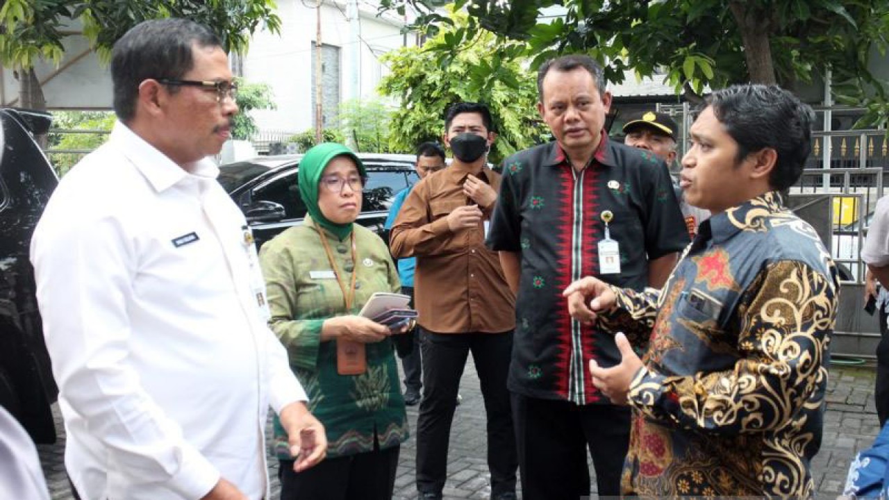 Ketua KPU Surakarta Bambang Christanto (kanan) saat ada kunjungan Pj Gubernur Jateng Nana Sudjana (kiri) di Kantor KPU Surakarta Selasa (9/1/2023) ANTARA/Bambang Dwi Marwoto.