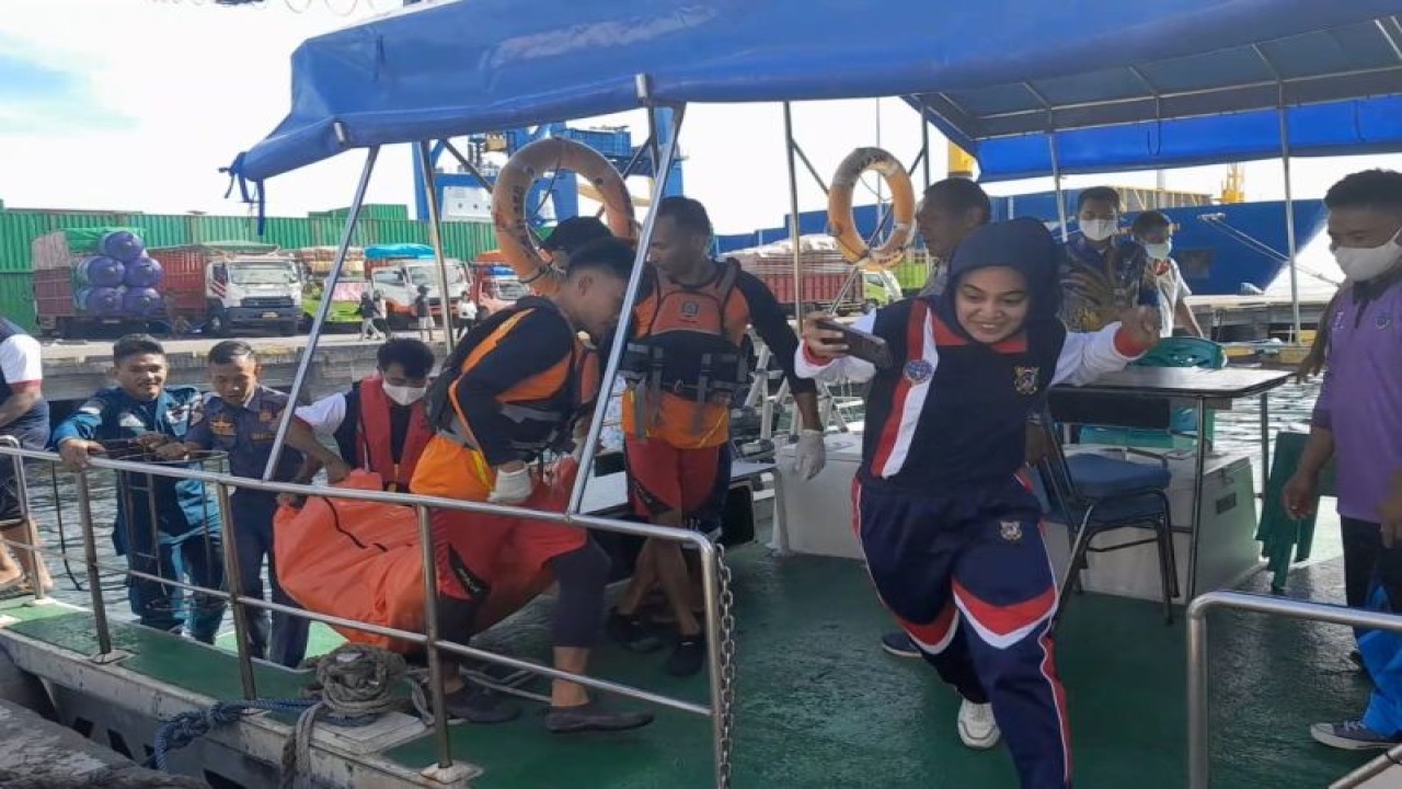 Tim KSOP bersama masyarakat setempat mengevakuasi mayat yang berjenis laki - laki tanpa identitas yang mengapung di perairan Kota Tidore Kepulauan, pada Jumat (19/01) pagi tadi, Jumat (19/1/2024). ANTARA/Abdul Fatah (Abdul Fatah)