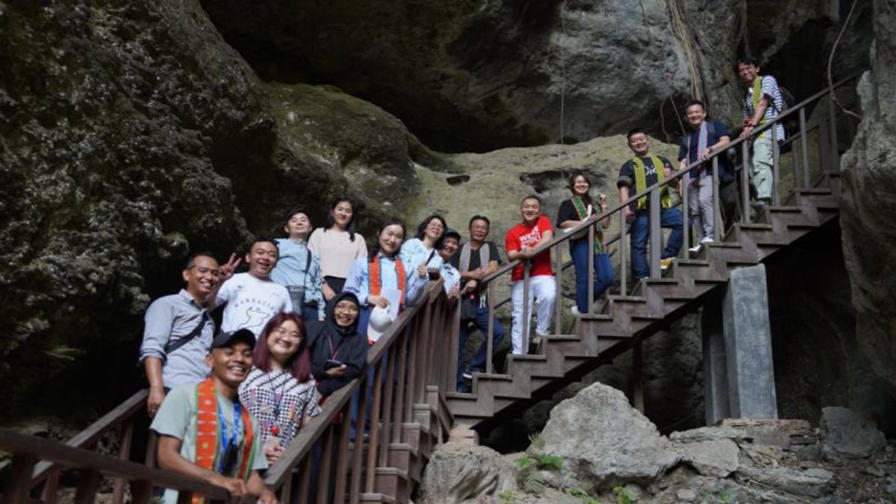 Foto bersama dalam Fam Trip yang digelar BPOLBF bersama Indonesia Air Asia di Labuan Bajo, Manggarai Barat, Provinsi NTT. (ANTARA/HO-Divisi Komunikasi Publik BPOLBF)