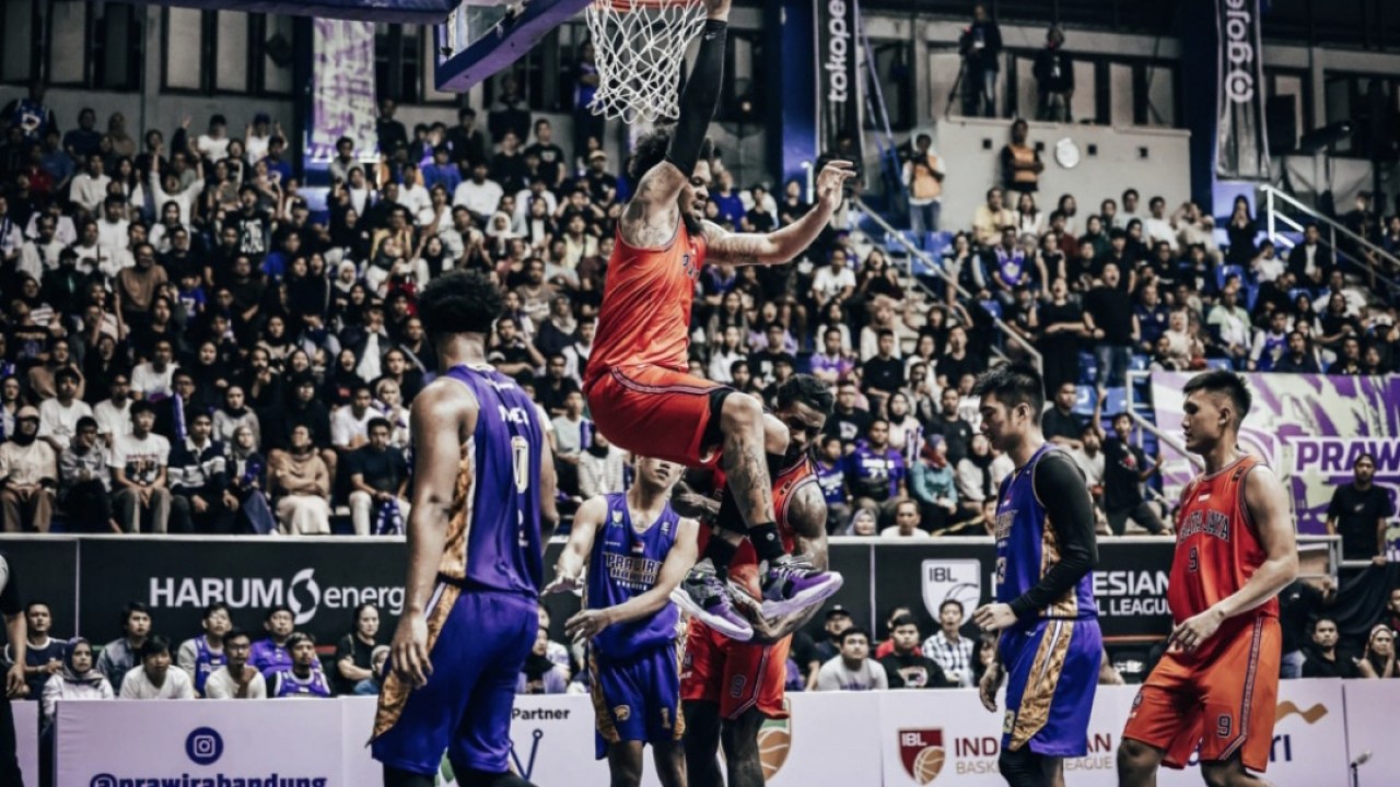 Laga Prawira Bandung vs Pelita Jaya di IBL 2024