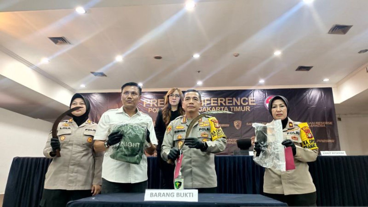 Kapolres Metro Jakarta Timur Kombes Pol Leonardus Simarmata (dua kanan) memperlihatkan barang bukti pelaku pembunuhan pedagang semangka usai konferensi pers di Polres Metro Jakarta Timur, Jakarta, Selasa (9/1/2024). ANTARA/Bayu Pratama Syahputra.