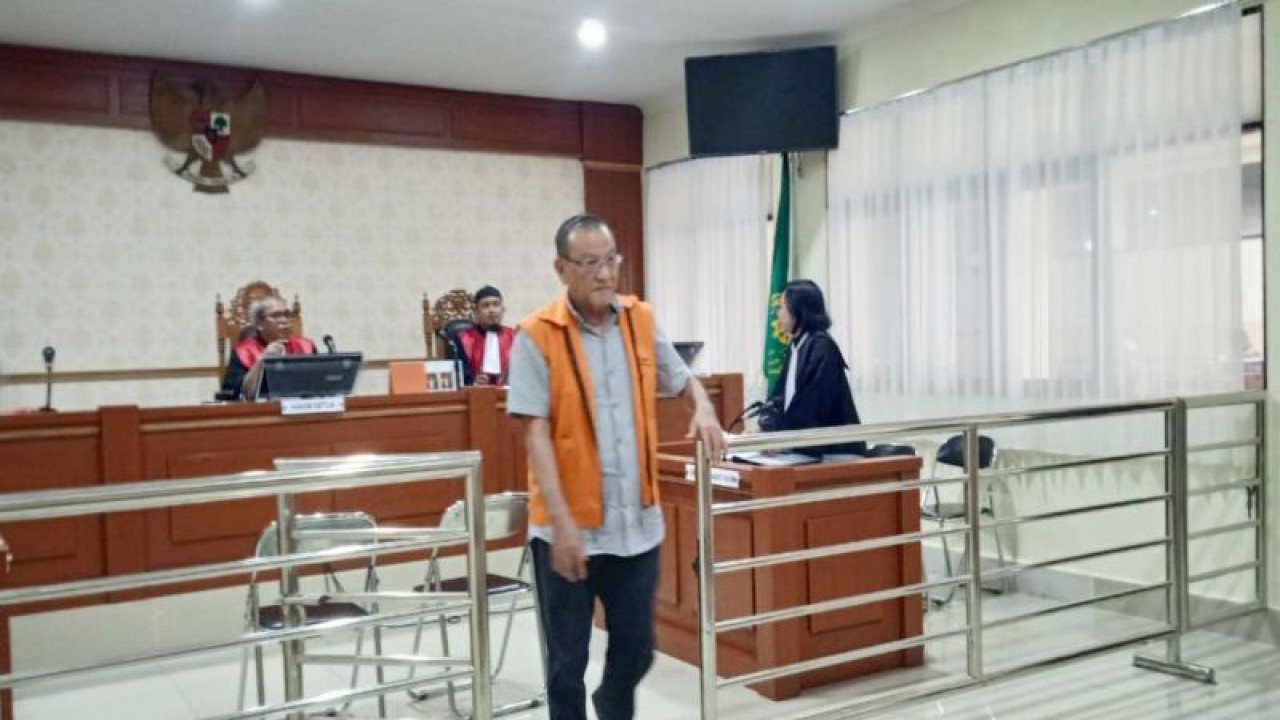 Terdakwa Lian Silas usai menjalani sidang di Pengadilan Negeri Banjarmasin, Selasa (9/1/2024). (ANTARA/Firman)