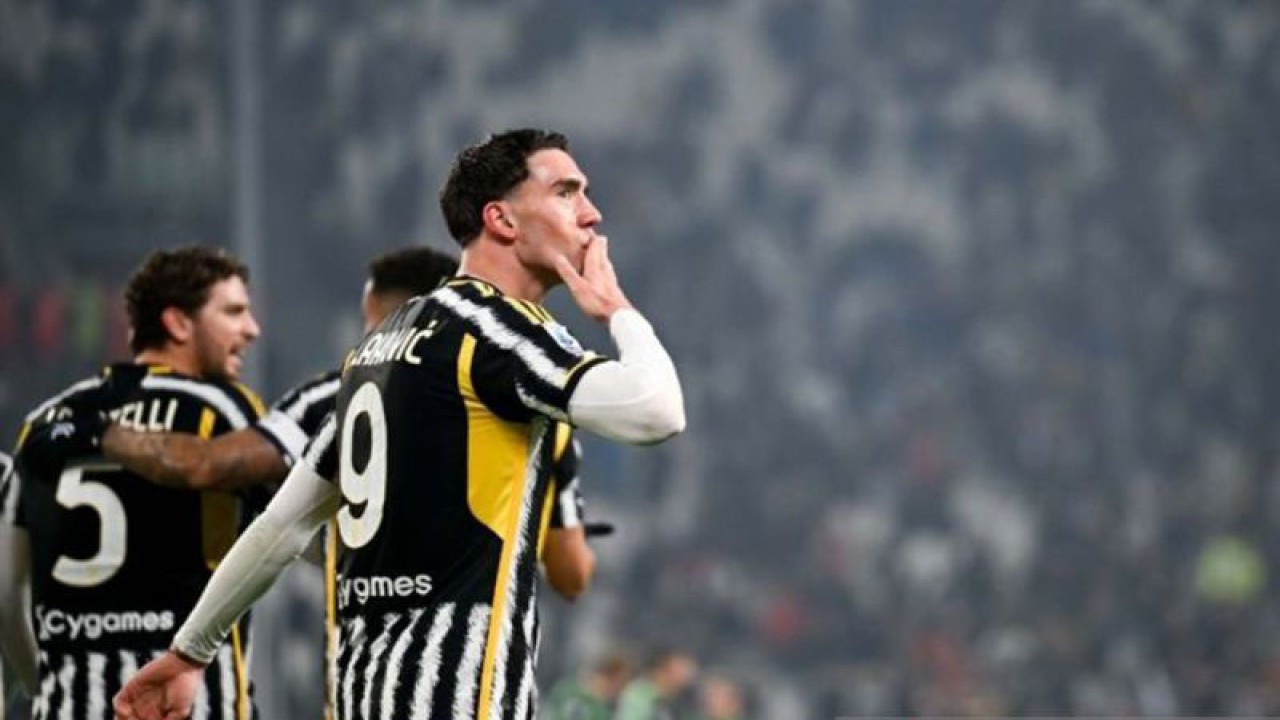 Selebrasi Dusan Vlahovic usai mencetak gol untuk Juventus dalam pertandingan Liga Italia lawan Sassuolo di Allianz Arena pada Rabu (17/1/2024). ANTARA/HO-juventus.com/pri. (ANTARA/HO-juventus.com)
