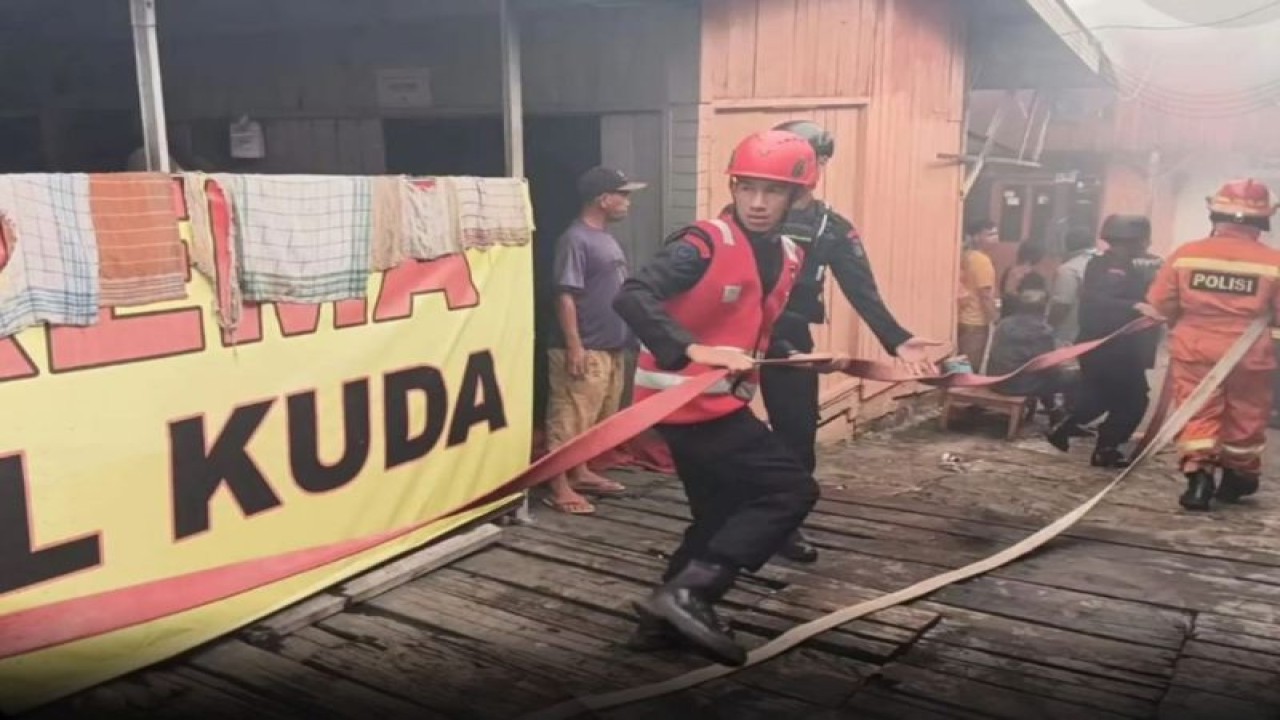 Aksi cepat tim respon bencana Satbrimob Polda Kaltim saat evakuasi korban kebakaran di Kampung Vietnam Stal Kuda Balikpapan, Kaltim, Selasa (2/1/2024). ANTARA/HO/Polda Kaltim.