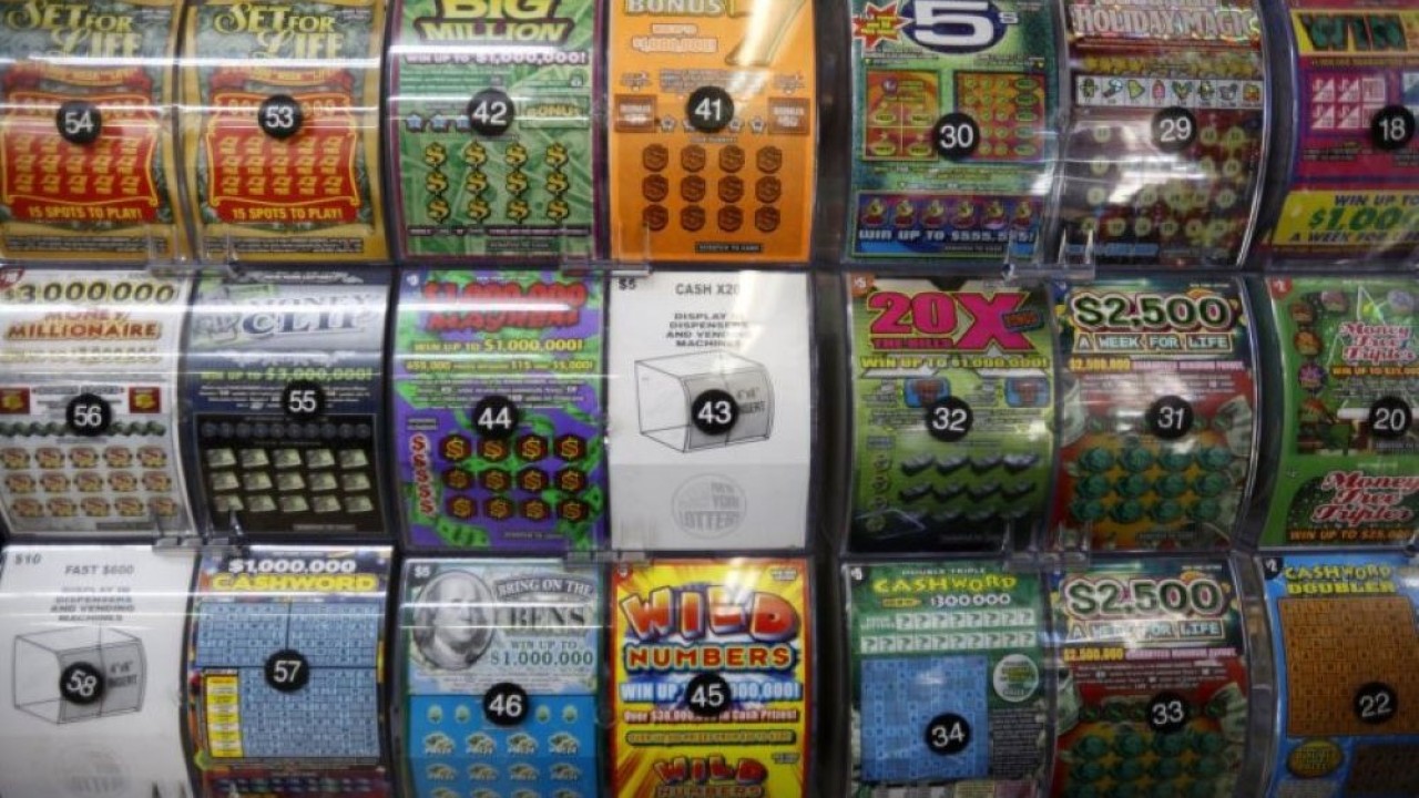 William Roberts tidak sengaja berhenti untuk membeli kopi dan dinyatakan sebagai pemenang lotere senilai US$1 juta. (John Angelillo/UPI)