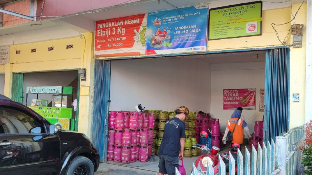Pembelian gas elpiji tiga kilogram di Pangkalan Kota Bengkulu harus menyertakan KTP. ANTARA/Anggi Mayasari