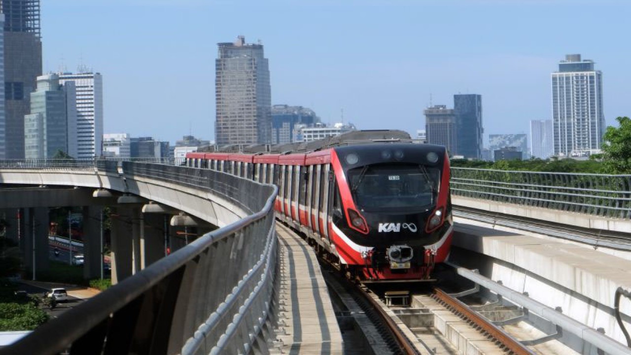 Gerbong kereta api ringan atau Light Rail Transit (LRT) melaju menuju Stasiun Setiabudi, Jakarta Selatan, Jumat (5/1/2024). ANTARA FOTO/Rizka Khaerunnisa/sgd/aww. (ANTARA FOTO/RIZKA KHAERUNNISA)