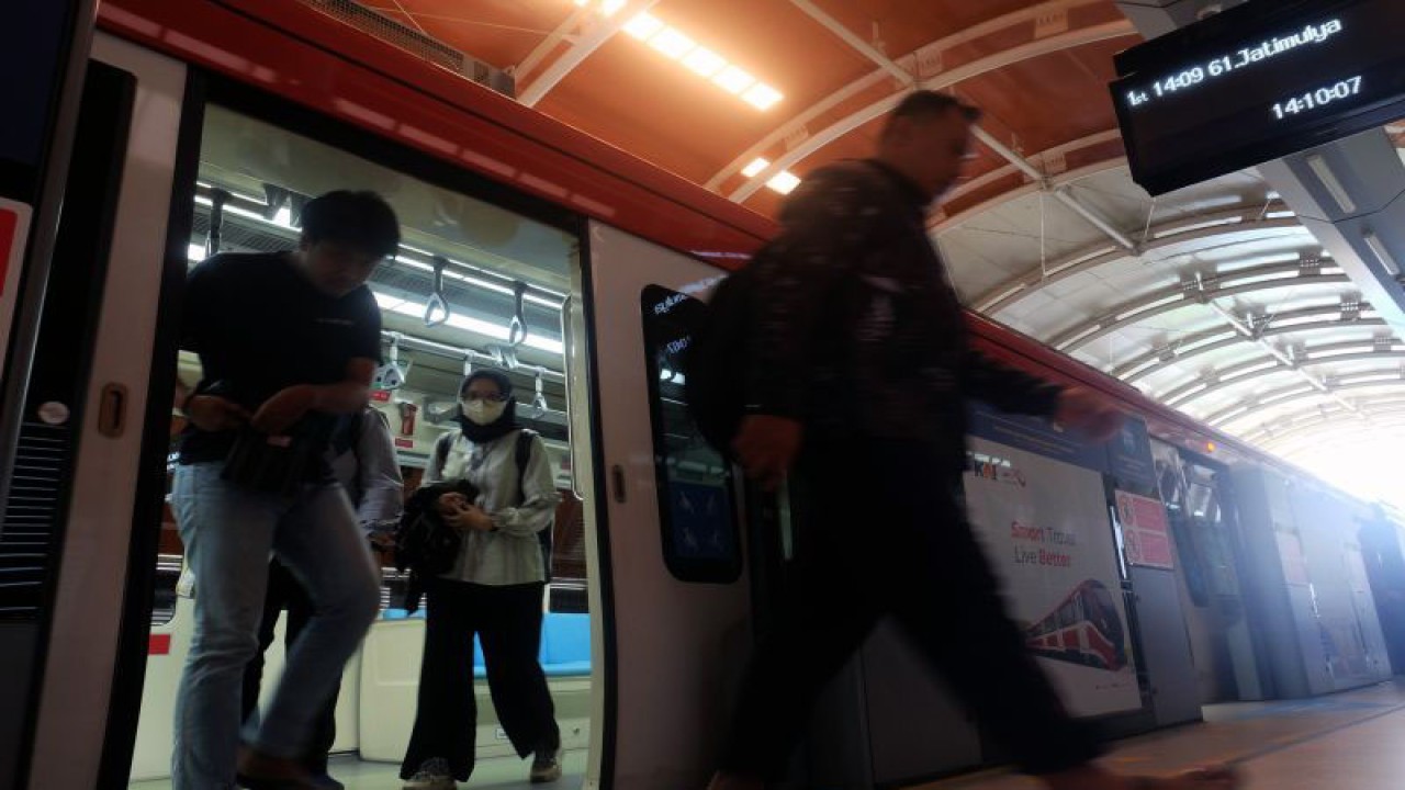 Penumpang keluar dari gerbong kereta api ringan atau Light Rail Transit (LRT) di Stasiun Dukuh Atas, Jakarta Selatan, Jumat (5/1/2024). ANTARA FOTO/Rizka Khaerunnisa/sgd/aww. (ANTARA FOTO/RIZKA KHAERUNNISA)