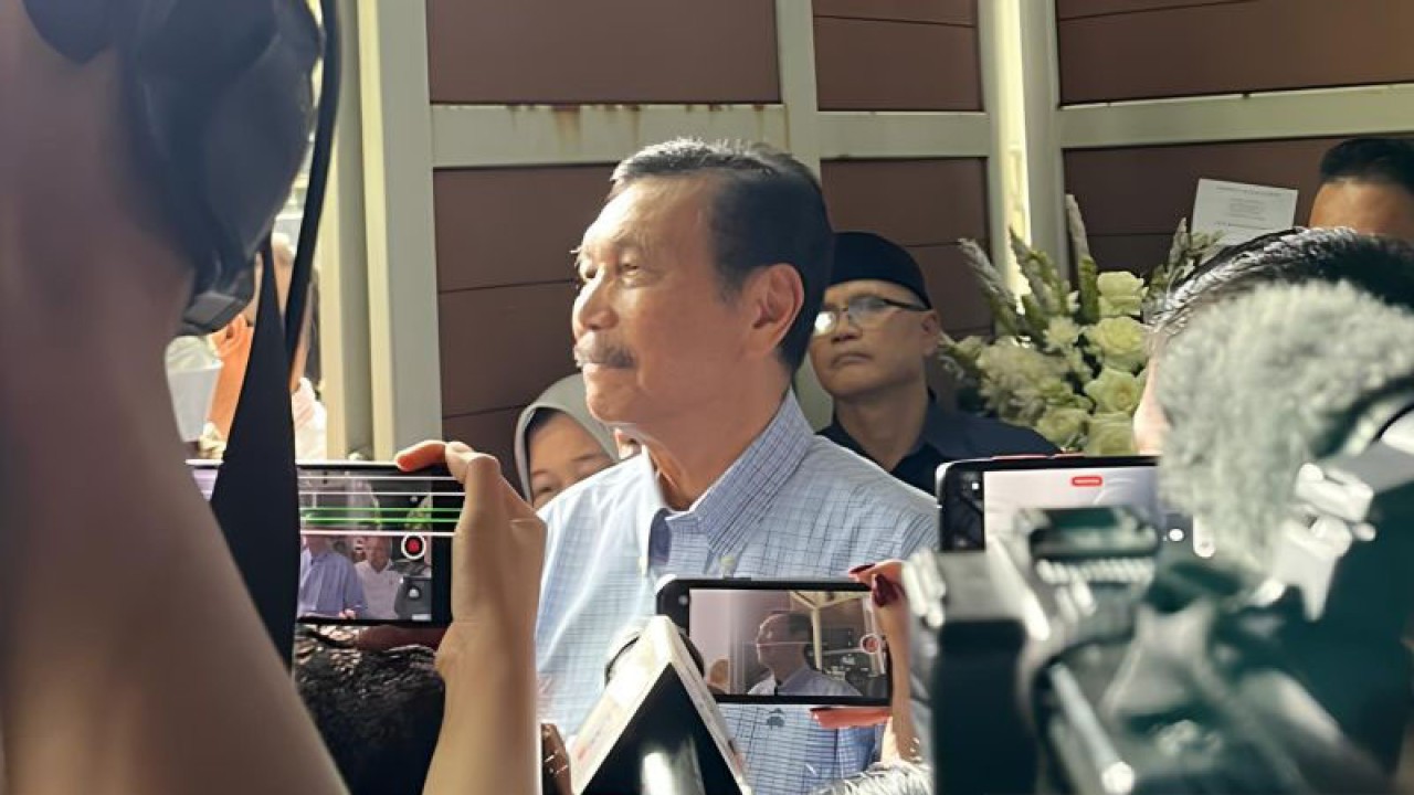 Menteri Koordinator Bidang Kemaritiman dan Investasi, Luhut Binsar Pandjaitan saat ditemui di rumah duka Rizal Ramli, Jakarta Selatan pada Rabu (3/1/2024). ANTARA/Farhan Arda Nugraha.