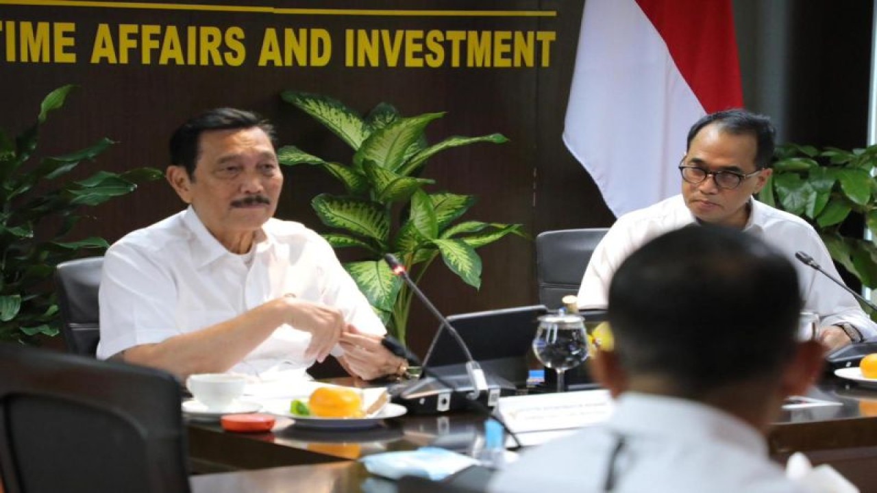 Menko Kemaritiman dan Investasi Luhut Binsar Pandjaitan bersama Menteri Perhubungan Budi Karya Sumadi dalam Rapat Koordinasi (Rakor) Upaya Peningkatan Kualitas Udara Kawasan Jabodetabek di Jakarta, Rabu (17/1/2024). ANTARA/HO-Kemenko Kemaritiman dan Investasi.