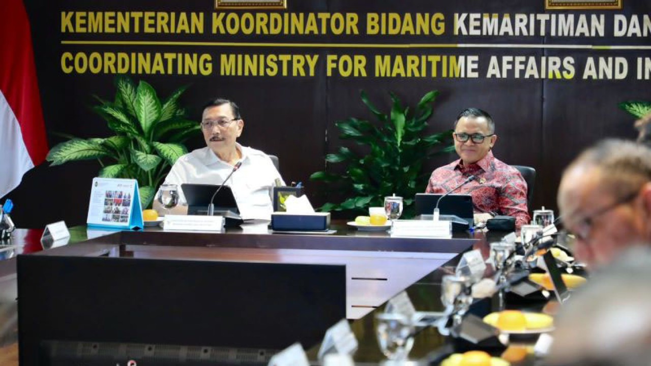 Menko Marves Luhut Binsar Pandjaitan rapat bersama Menteri PANRB Abdullah Azwar Anas di Kemenko Marves, Jakarta, Rabu (24/1/2024). (ANTARA/HO-Humas Kementerian PANRB)