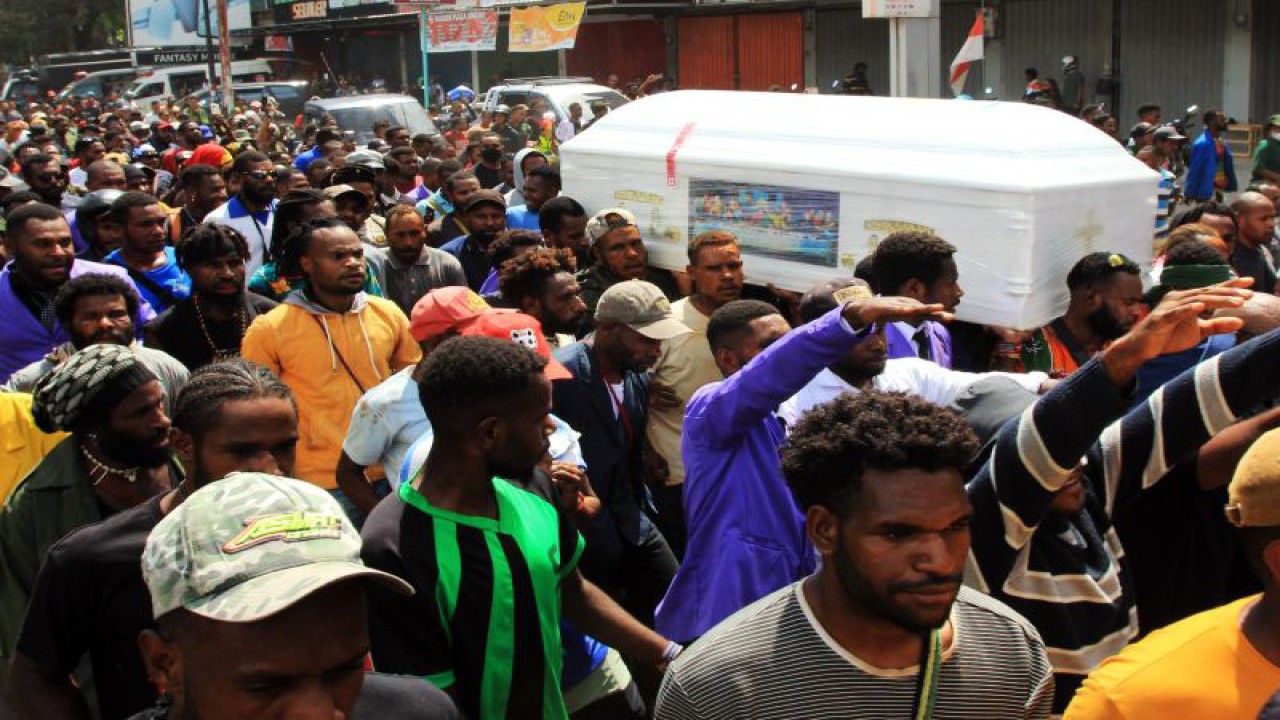 Warga membawa peti jenazah mantan Gubernur Papua Lukas Enembe ke tempat pemakaman, Kota Jayapura, Papua, Kamis (28/12/2023). ANTARA FOTO/Gusti Tanati/rwa.