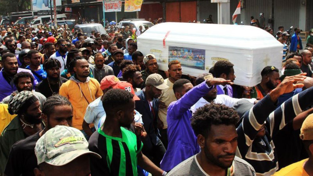 Warga membawa peti jenazah mantan Gubernur Papua Lukas Enembe ke tempat persemayaman di Koya Tenga, Kota Jayapura, Papua, Kamis (28/12/2023). ANTARA FOTO/Gusti Tanati/rwa/aa.